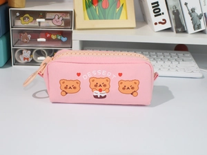 Détail d'une trousse en toile rose avec motifs ours et fermeture éclair géante