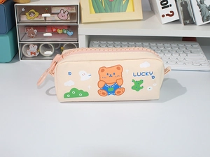 Détail de la trousse en toile mignonne avec grande fermeture éclair rose et ours