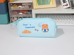 Détail trousse en toile bleu clair avec fermeture éclair géante et imprimé ours mignon