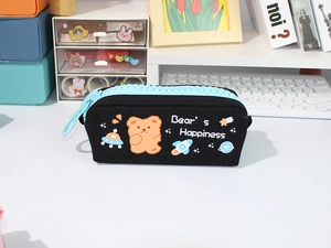 Détail d'une trousse en toile noire avec une large fermeture éclair bleu clair et motifs ours