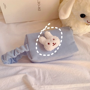 Detail der hellblauen Cordtasche mit Plüschhasen-Patch und gerafftem Scrunchie-Griff