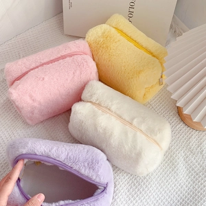 Dettaglio di trousse in peluche macaron con cerniera in quattro colori pastello