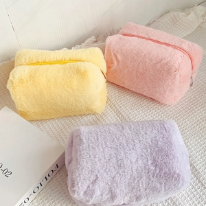 Tre pochette per cosmetici in peluche macaron in giallo rosa e viola per riporre