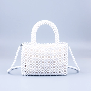 Borsa a mano bianca fatta a mano con perle, motivo floreale e tracolla regolabile