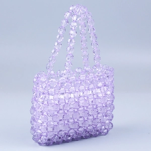 Détail du sac à main en perles lavande fait de perles acryliques et texture tissée