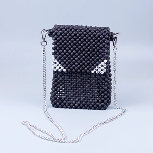 Sac à bandoulière fait main en perles noires mates avec une chaîne argentée