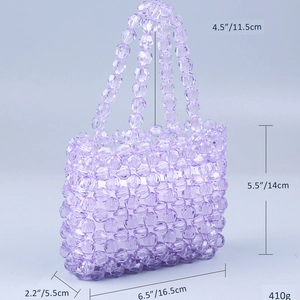 Détail du sac à main en perles acryliques mauves avec texture transparente et double poignée