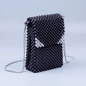 Détail du sac bandoulière en perles noir mat avec triangles décoratifs en cristal clair