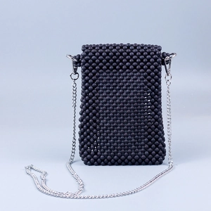 Détail du sac à bandoulière en perles noires fait main avec une fine chaîne argentée