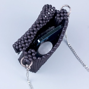 Mini sac bandoulière en perles marron foncé avec chaîne argentée et vue de l'intérieur