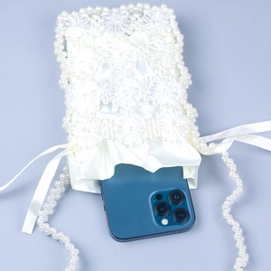 Sac de téléphone artisanal en perles blanches avec motif floral et doublure satin
