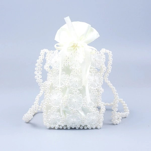 Détail du sac en perles avec fleurs en acrylique et doublure en satin à cordon