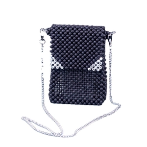 Petit sac bandoulière en perles noir mat avec motif triangle en cristal et chaîne argent