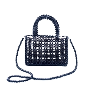 Borsa a mano artigianale in perline nere con design a rete vuota e fodera in tessuto bianco