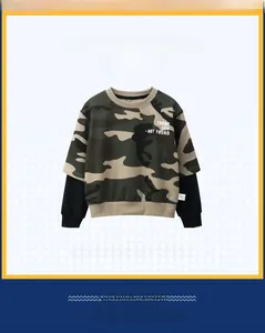 Détail du sweat-shirt camouflage garçon style faux deux-pièces avec manches contrastées