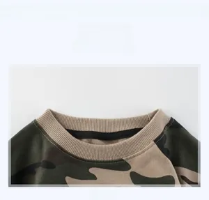 Détail de l'encolure du sweat-shirt camouflage avec couture renforcée et col en maille
