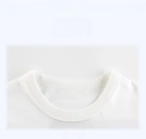 Κοντινή λήψη λευκού βαμβακερού T-shirt με στρογγυλή λαιμόκοψη και λεπτομέρειες