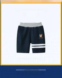 Détail du short de sport bleu pour enfant avec broderie ours et cordon de serrage gris