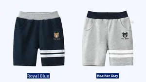 Détail de shorts de sport pour enfants en bleu et gris avec ours et rayures