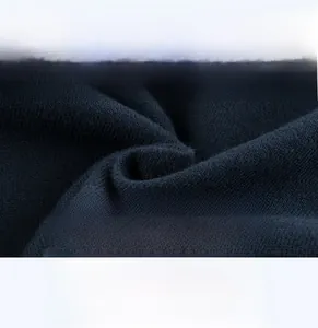 Gros plan sur le tissu en coton tricoté bleu marine doux et respirant pour short garçon