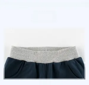 Détail du short de sport enfant montrant la taille élastique côtelée et le tissu en maille