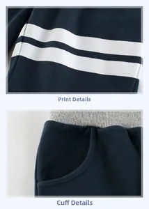 Détails du pantalon en coton bleu marine montrant les rayures blanches et les bords-côtes