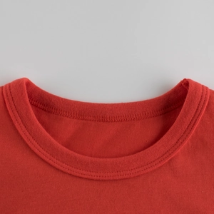 T-shirt en coton rouge pour enfants avec col rond et détails de finition côtelés