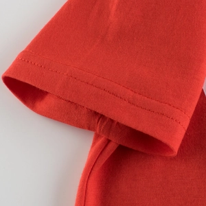 T-shirt rouge en coton à manches courtes pour garçons avec détails de couture de qualité