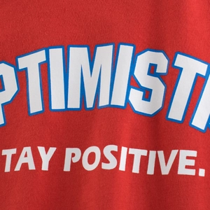 T-shirt rouge en coton pour garçons avec texte OPTIMIST et texture tricotée de qualité