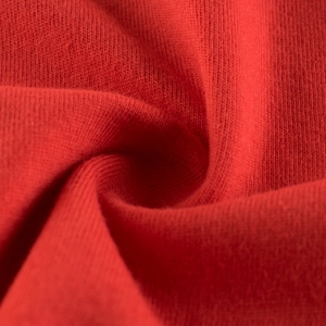 T-shirt rouge enfant en coton avec texture tricotée de qualité et tissu doux détaillé