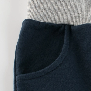 Short pour garçon en coton bleu marine avec taille élastique grise et poche