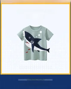 Détail d'un t-shirt enfant en coton doux avec motif requin de couleur vert haricot