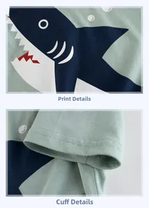 Détail d'un t-shirt en coton pour bébé avec imprimé requin et poignets à double surpiqûre