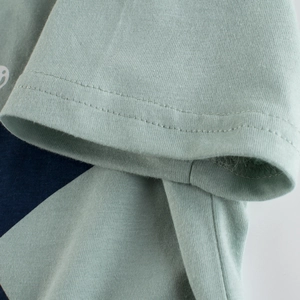 T-shirt à manches courtes en coton vert menthe pour garçons avec motif patchwork bleu