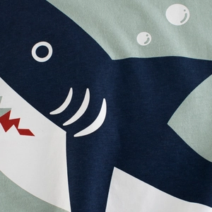 T-shirt en coton pour enfant avec imprimé requin bleu marine et vert, texture fine