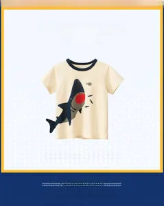 Detail eines Haifisch-Drucks auf cremefarbenem Jungen-T-Shirt mit blauem Rundhals