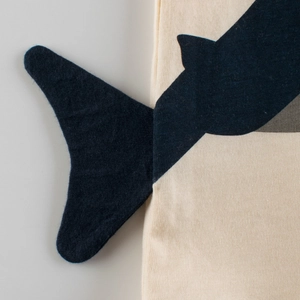 Beiges Kinder T-Shirt aus Baumwolle mit blauem Hai-Muster und 3D-Flossen-Detail
