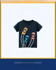 Détail d'un t-shirt bleu marine en coton pour garçon avec motif voitures de course colorées