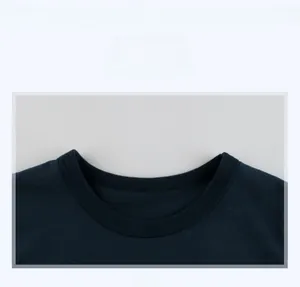 Vue détaillée des coutures du col rond sur ce t-shirt pour tout-petits bleu marine