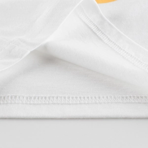 Gros plan de l'ourlet à double couture d'un gilet sans manches en coton blanc