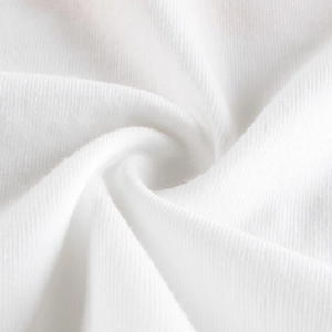 Vue macro de la texture en maille de coton blanc de qualité pour débardeur enfant
