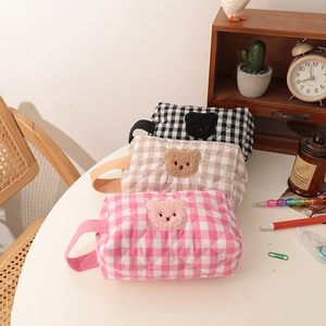 Drei gesteppte Kosmetikbeutel mit Karomuster und Teddybär-Patches in Rosa und Beige