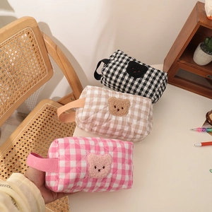 Dreiteiliges Set gesteppte Gingham-Kulturtaschen mit süßen 3D-Plüschbär-Patches