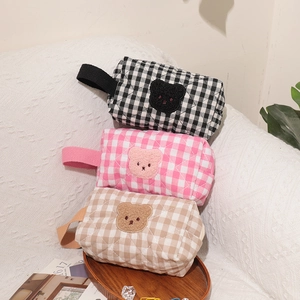 Gesteppte Bären-Kosmetiktaschen in Schwarz, Rosa und Khaki mit Segeltuchgriffen