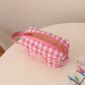 Detail der rosa karierten Kosmetiktasche aus Canvas mit süßem 3D-Plüschbär und Tragegriff