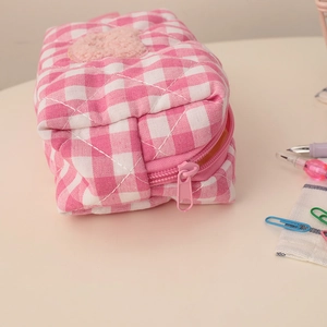 Detailaufnahme der Kosmetiktasche mit Bärenmotiv, Herz-Plüsch und rosa Karomuster-Stoff