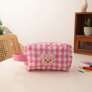 Rosa karierte gesteppte Kosmetiktasche mit Teddybär-Patch und praktischem Seitengriff