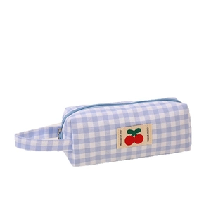 Astuccio a quadretti azzurro con ricamo a ciliegia e comoda maniglia per il trasporto