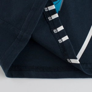 T-shirt bleu marine en coton pour garçon avec ourlet à double aiguille et imprimé