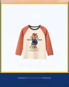 Détail des manches raglan et de l'imprimé chien sur le t-shirt en coton pour enfants
